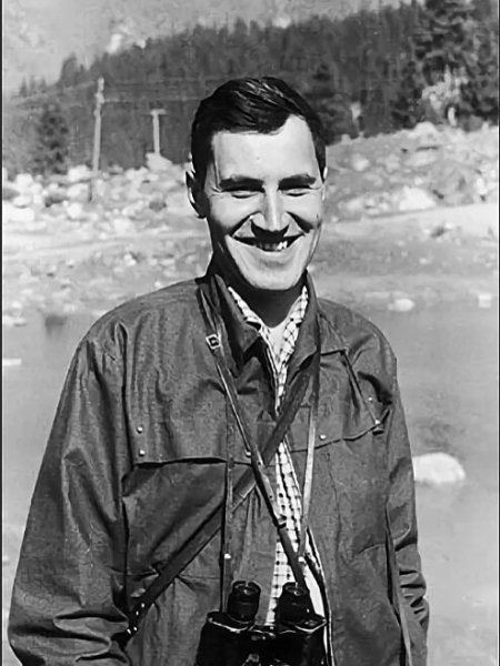 Он умел говорить о жуках и волках так, что замирала вся страна..0