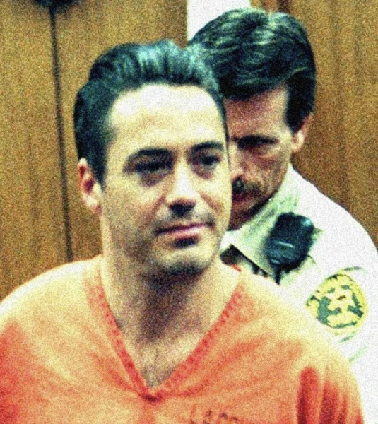 Роберт Дауни-младший предстает в суде по обвинению в хранении..1