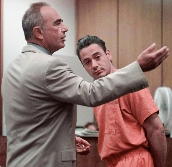 Роберт Дауни-младший предстает в суде по обвинению в хранении..0