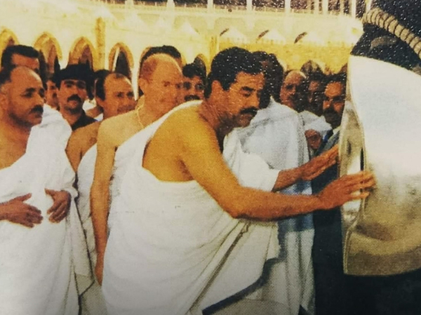 В Мекке в 1980-е годы иракский лидер Саддам Хусейн был запечатлён в..0