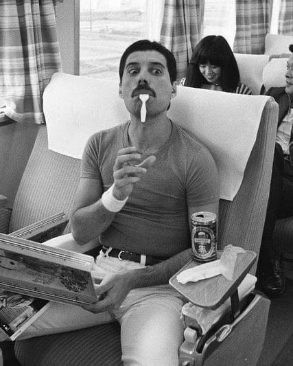 В поезде, который следовал из Осаки в Нагою, 25 октября 1982 года во..0