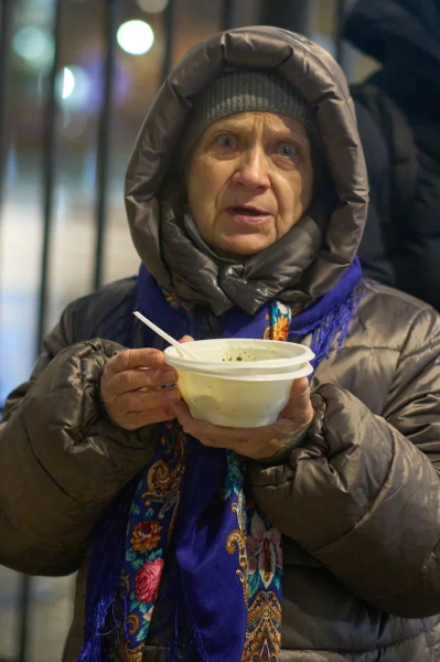Пока город спешит к домашнему уюту и тёплым ужинам, есть люди,..0