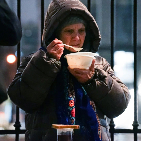Пока город спешит к домашнему уюту и тёплым ужинам, есть люди,..2
