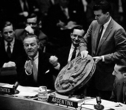 В 1945 году советские школьники преподнесли в подарок..0