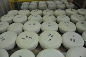 Загадка детства: зачем в советские времена в сыр закладывали..0