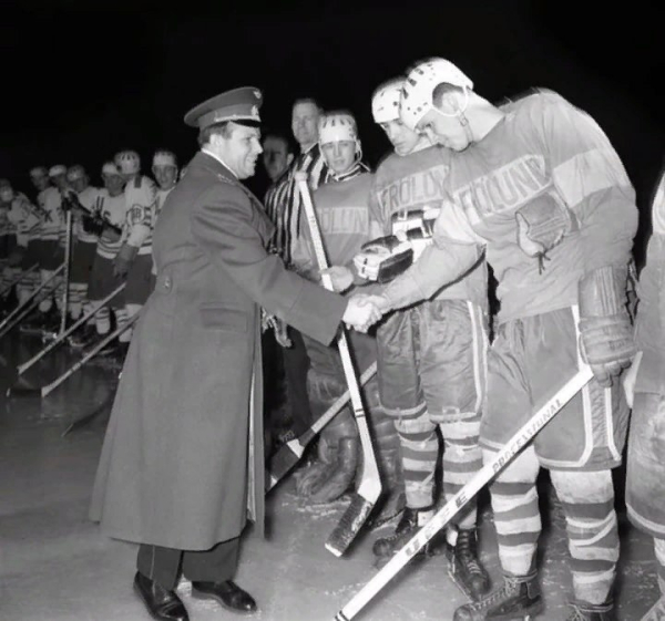 Юрий Гагарин - капитан хоккейной команды космонавтов «Наши», 1963..2