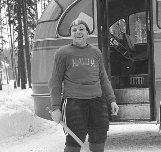 Юрий Гагарин - капитан хоккейной команды космонавтов «Наши», 1963..0