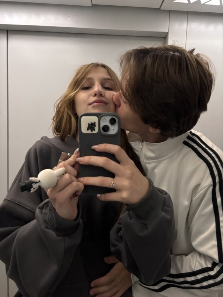 Парень спалился, что общается с другой девушкой прямо во время..1