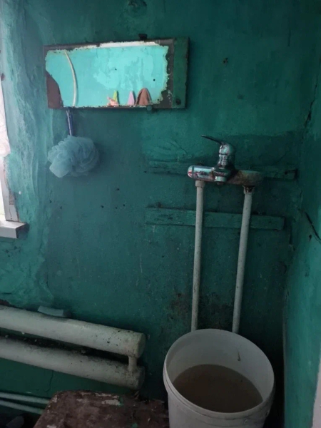 «Тётя Оля, за нами приехали?»
Дети вздрагивают от каждой машины у..0