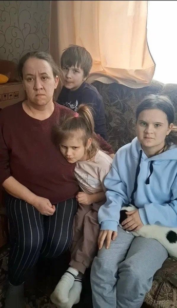 «Тётя Оля, за нами приехали?»
Дети вздрагивают от каждой машины у..1