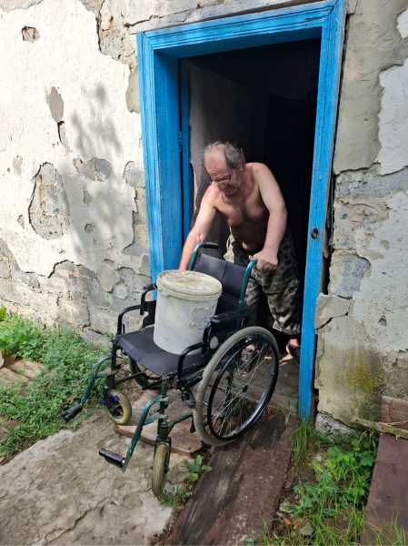 Жены и сына не стало. Остались только: коляска, вода с червями и..2