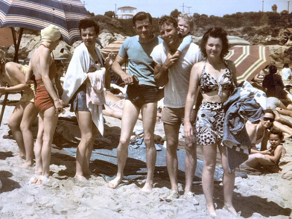 Сёрферши старой школы на Гавайях - стиль 1930-х.

Ещё в первой..1