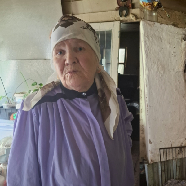 Ирина Никоновна закрывает дыру в печи картоном, чтобы не сгореть.1