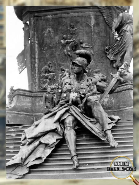 🪖 Советские офицеры на статуе Марса в поверженном Берлине
19450