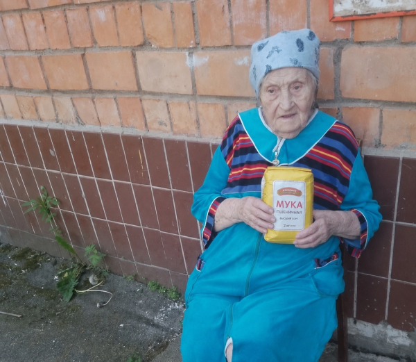 В одной комнате пожилая мать ухаживает за лежачим1